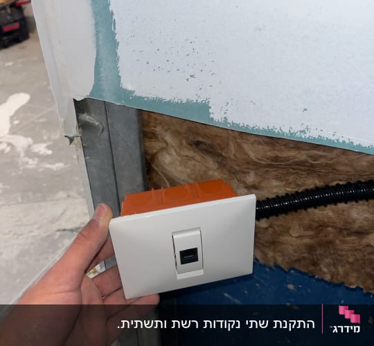 התקנת נקודת רשת בודדת בקיר גבס במהלך שיפוץ